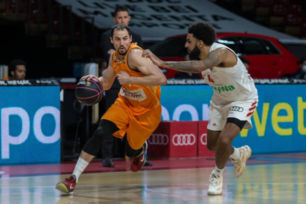 在首秀中屡 在首秀中屡